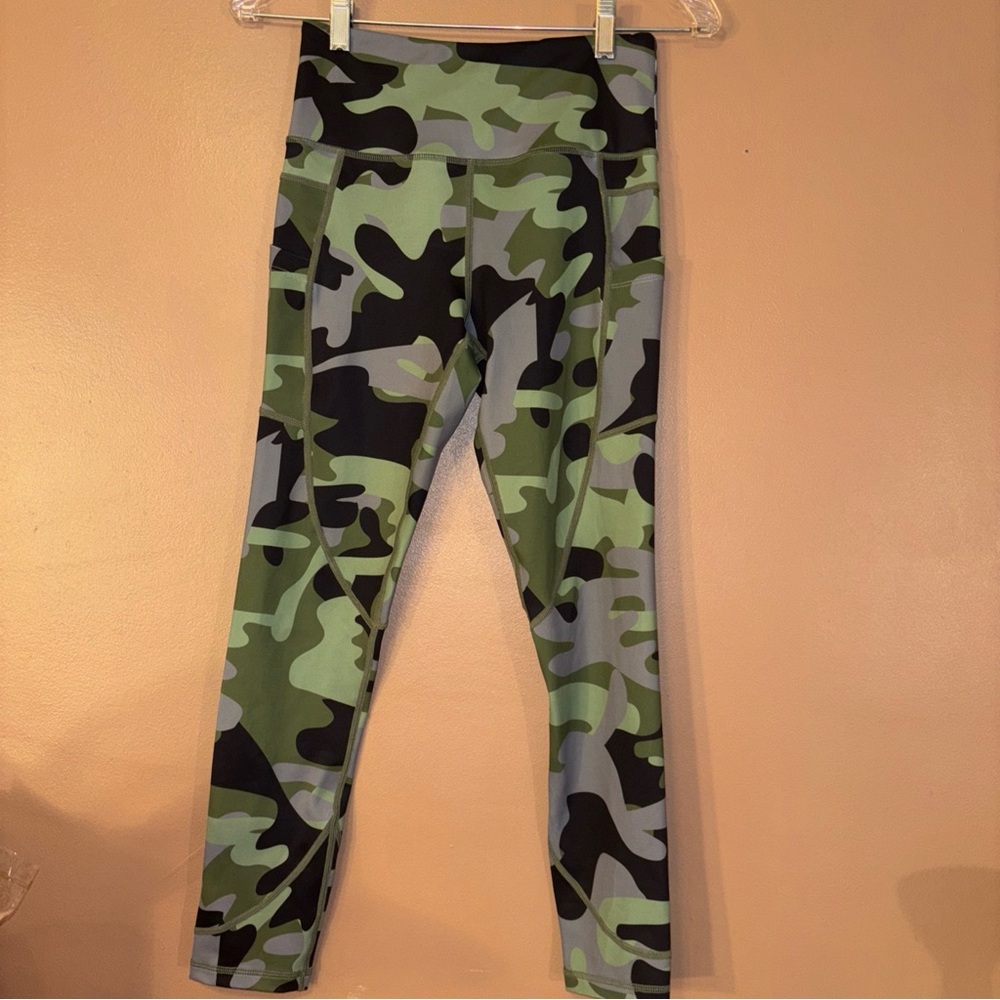 ZYIA ACTIVE Camo Metallic Pocket Light n Tight Hi-Rise Leggings Womens Size 4